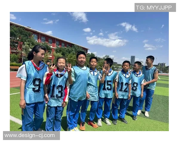 少年足球场上的梦想与拼搏：青春的热血与友谊的交织